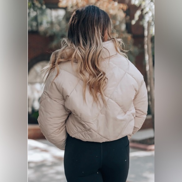 NWOT - Sherpa Lined Cream Puffer Jacket - Medium - Picture 4 of 6